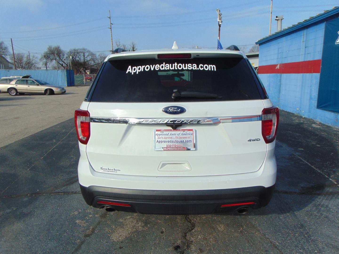 2017 White Ford Explorer (1FM5K8B8XHG) with an V6 3.5 Liter engine, Auto, 6-Spd SelectShift transmission, located at 2105 Dixie Hwy, Louisville, KY, 40210, (502) 772-3333, 38.220932, -85.795441 - Photo#12